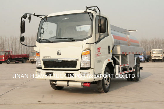 Licht Mini Oil Fuel Tanker Truck 4x2 6cbm 6000Liter Sinotruk Howo